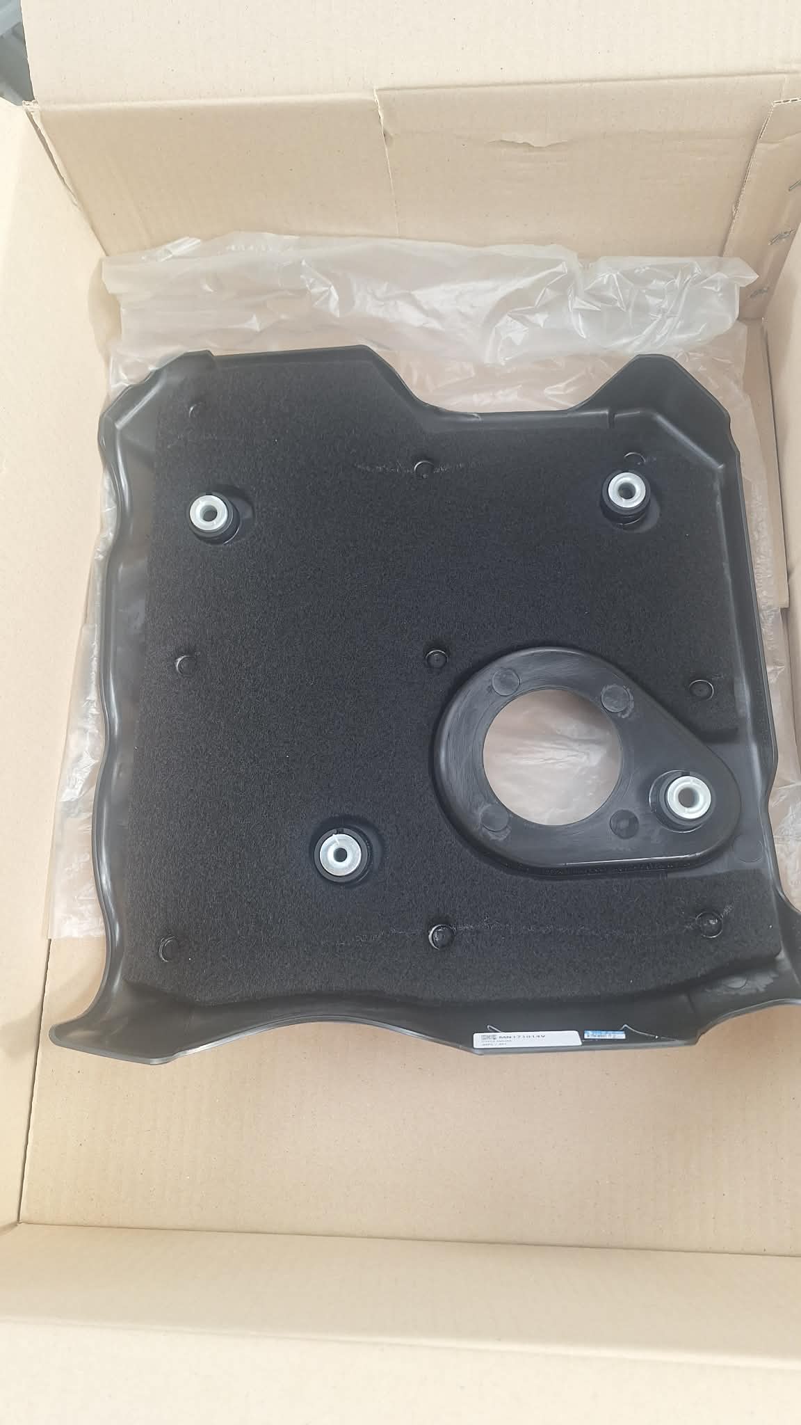 MN171914 L200 MOTOR ÜST PLASTİĞİ 07-15